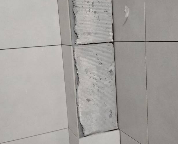 西华瓷砖空鼓维修公司分享下瓷砖施工前基层浇水润湿程度不足，可能导致以下问题